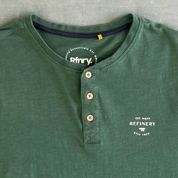 Refinery T-Shirt Mens Large Green Henley Raw Hem Tee Casual Outdoors Streetwear - Picture 2 of 9